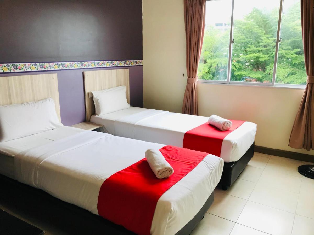 Alia Express Ferringhi Hotel Batu Feringgi Exterior foto
