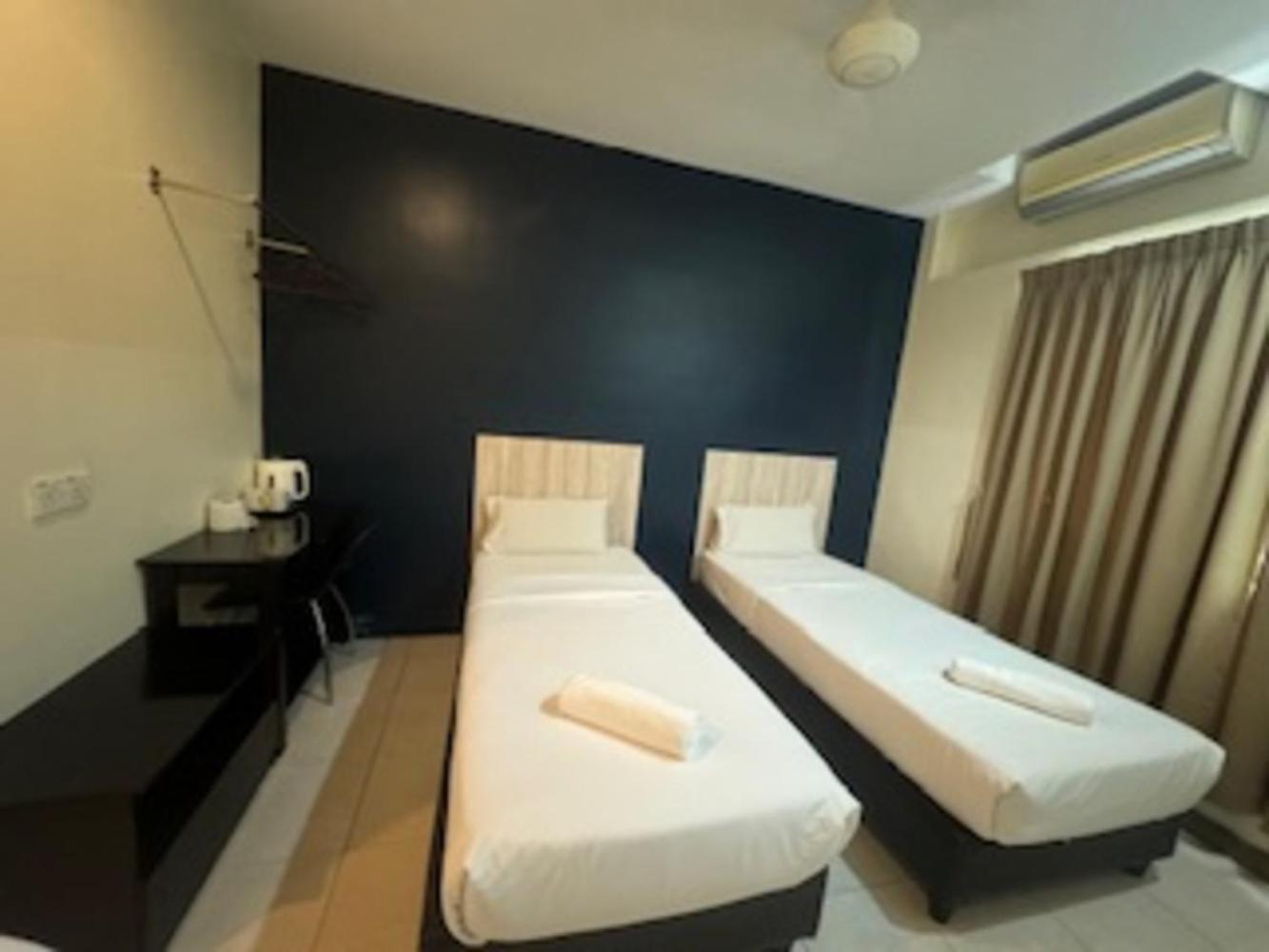 Alia Express Ferringhi Hotel Batu Feringgi Exterior foto