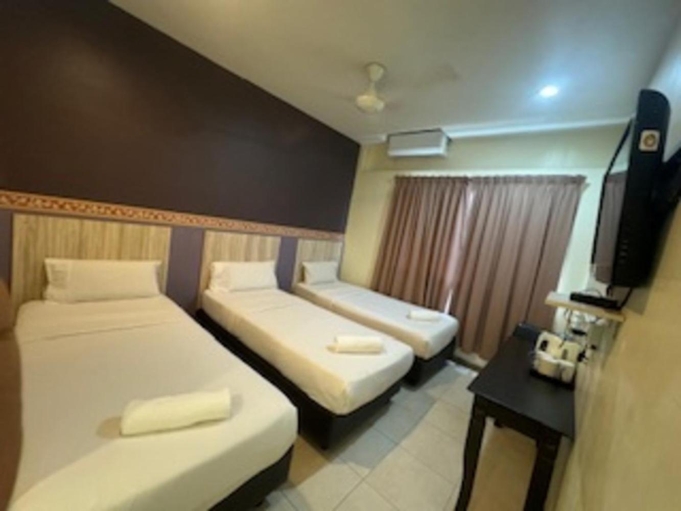 Alia Express Ferringhi Hotel Batu Feringgi Exterior foto